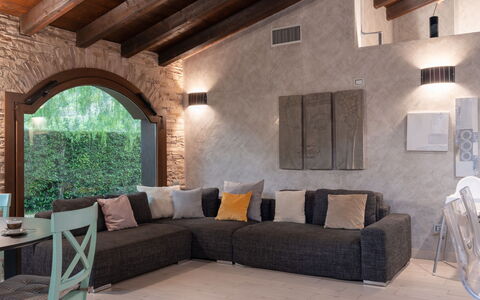 Villa Monterosso (Imp420): Mobilia, Interior Design, Divano, Pavimentazione, Parete, Pavimento, Soggiorno, Legna, Casa, Soffitto