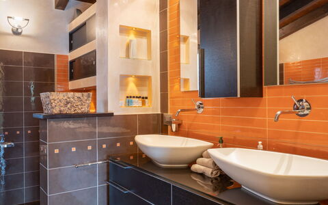 Villa Monterosso (Imp420): Interior Design, Bagno, Idraulico Fixture, Lavandino Del Bagno, Lavello, Pavimentazione, Parete, Controsoffitto, Rubinetto, Lampada