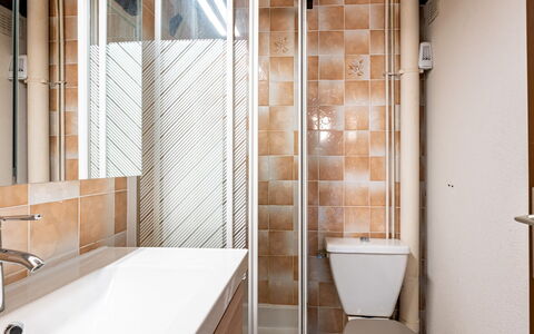 Lacanau 900: Marrone, Proprietà, Idraulico Fixture, Bagno, Lavello, Rubinetto, Legna, Interior Design, Specchio