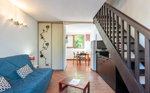 Lacanau 900: Mobilia, Divano, Proprietà, Tavolo, Costruzione, Casa, Interior Design, Comfort, Cornice, Soggiorno