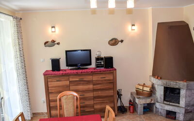 Kopalino 13: Mobilia, Proprietà, Tavolo, Cabinetry, Comfort, Legna, Costruzione, Cassetto, Sedia, Televisione