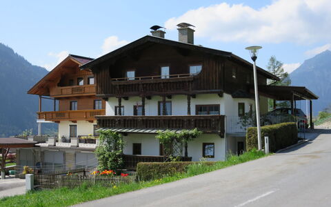 Comfortappart Eberharter: Pianta, Cielo, Costruzione, Nube, Finestra, Montagna, Casa, Albero, Lotto, Quartiere