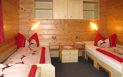 Moidl: Camera, Mobilia, Interior Design, Camera Da Letto, Letto, Costruzione, Casa, Tavolo, Pavimento, Telaio Del Letto