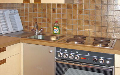 Rahm 840.2: Piastrella, Cucina, Camera, Proprietà, Cucina Stufa, Stufa A Gas, Controsoffitto, Mobilia, Cabinetry, Pavimentazione
