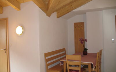 Sölden 718: Proprietà, Legna, Pianta, Interior Design, Pianta Della Casa, Pavimentazione, Color Legno, Pavimento, Vaso Di Fiori, Sedia