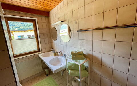 Haus Grazia: Rubinetto, Idraulico Fixture, Specchio, Proprietà, Lavello, Costruzione, Lavandino Del Bagno, Bagno, Pavimento, Finestra