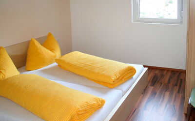 Mesa 4 (Tch225) 611.3: Giallo, Camera, Proprietà, Mobilia, Cuscino, Camera Da Letto, Letto, Interior Design, Bedding, Lenzuolo