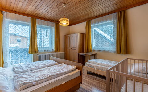 Pilz: Mobilia, Finestra, Proprietà, Azzurro, Legna, Comfort, Interior Design, Shade, Pavimento
