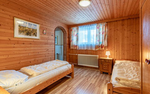 Pilz: Mobilia, Finestra, Comfort, Legna, Interior Design, Costruzione, Pavimentazione, Color Legno, Pavimento, Parete