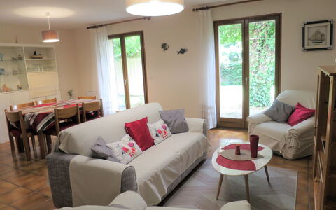 La Rose des Sables: Camera, Soggiorno, Mobilia, Proprietà, Interior Design, Pavimento, Costruzione, Casa, Casa, Divano