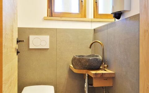 Kostner: Parete, Idraulico Fixture, Pavimentazione, Legna, Bagno, Interior Design, Pavimento, Rubinetto, Lavandino Del Bagno, Idraulico