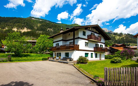 Pozza di Fassa 642: Nube, Pianta, Cielo, Costruzione, Proprietà, Montagna, Finestra, Blu, Casa, Albero