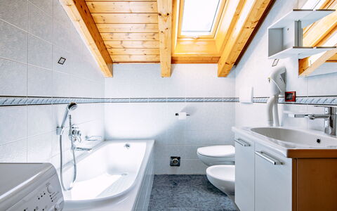 Soraga di Fassa 658: Rubinetto, Lavello, Proprietà, Costruzione, Idraulico Fixture, Vasca Da Bagno, Bagno, Cabinetry, Interior Design, Lavandino Del Bagno