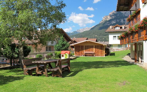 Campitello 634: Pianta, Cielo, Costruzione, Nube, Proprietà, Albero, Natura, Paesaggio Naturale, Panchina, Legna
