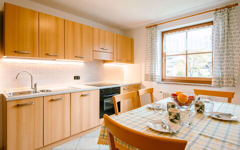 Trottner: Cabinetry, Mobilia, Proprietà, Controsoffitto, Lavandino Della Cucina, Lavello, Tavolo, Costruzione, Finestra, Cucina