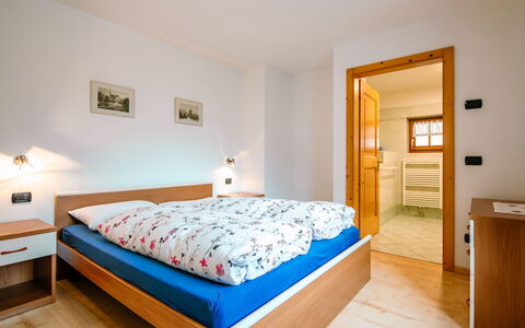 Trottner: Mobilia, Proprietà, Comfort, Azzurro, Legna, Interior Design, Illuminazione, Cabinetry, Cassetto