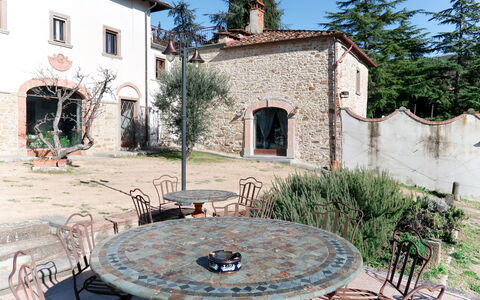 Agriturismo del Talozzo: Pianta, Cielo, Proprietà, Azzurro, Costruzione, Finestra, Albero, Mobili Da Esterno, Tavolo, Sedia