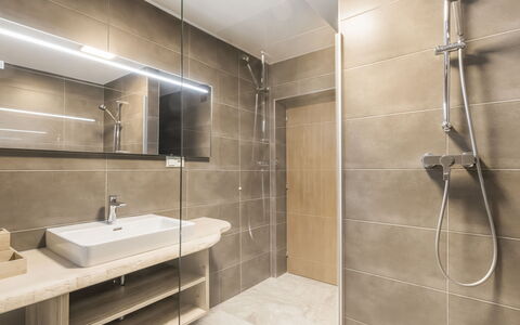 Eisenhut: Specchio, Rubinetto, Idraulico Fixture, Lavello, Soffione Doccia, Proprietà, Doccia Porta, Costruzione, Bagno, Doccia