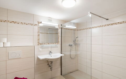 Gnadenalm: Idraulico Fixture, Proprietà, Lavello, Bagno, Costruzione, Viola, Rubinetto, Lavandino Del Bagno, Interior Design