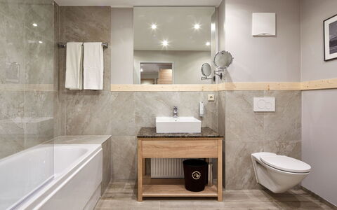 Sankt Michael im Lungau 644: Bagno, Camera, Proprietà, Piastrella, Pavimento, Interior Design, Parete, Mobilia, Idraulico Fixture, Mobiletto Del Bagno