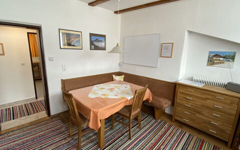 Sonja: Tavolo, Mobilia, Cornice, Costruzione, Legna, Interior Design, Pavimentazione, Pavimento, Color Legno, Parete