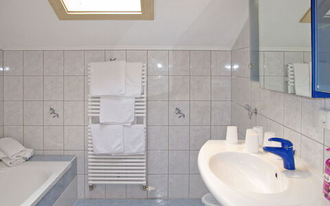Unterkreuter: Bagno, Proprietà, Camera, Piastrella, Interior Design, Idraulico Fixture, Pavimento, Architettura, Costruzione, Casa