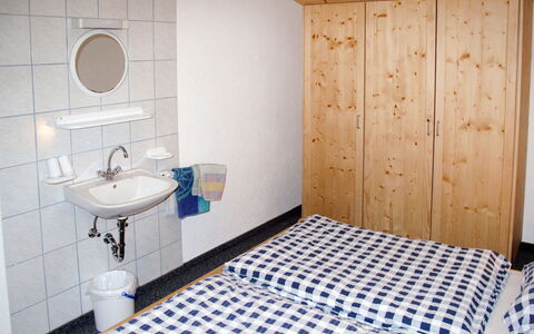 Josef: Bagno, Camera, Proprietà, Piastrella, Pavimento, Interior Design, Parete, Mobilia, Architettura, Casa