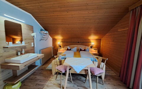 Schragl: Mobilia, Tavolo, Proprietà, Costruzione, Comfort, Legna, Interior Design, Illuminazione, Pavimento, Pavimentazione