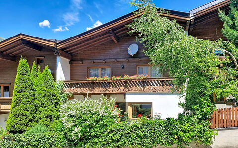 Beate: Casa, Arbusto, Casa, Zona Residenziale, Villetta, Giardino, Groundcover, Cortile, Estate