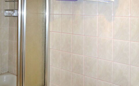 Beate: Bagno, Piastrella, Camera, Proprietà, Doccia Porta, Idraulico Fixture, Doccia, Pavimento, Bicchiere, Architettura
