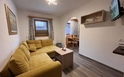 Sölden 723: Cornice, Divano, Mobilia, Legna, Illuminazione, Tavolo, Soggiorno, Interior Design, Pavimento, Comfort