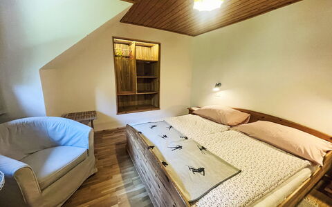 Knaushof: Camera Da Letto, Legna, Letto, Pavimento, Interior Design, Pavimentazione, Soffitto, Lenzuolo, Bedding, Telaio Del Letto