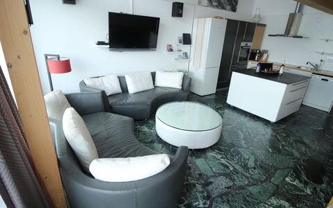 Les Cimes: Tavolo, Cornice, Mobilia, Divano, Illuminazione, Soggiorno, Interior Design, Costruzione, Sedia, Stile
