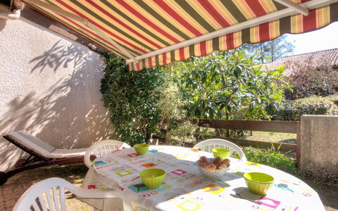 Juncades: Pianta, Proprietà, Mobilia, Luce, Sedia, Tavolo, Mobili Da Esterno, Shade, Tavolo Esterno, Tovaglia