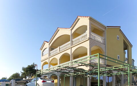 Šibenik 668: Proprietà, Costruzione, Architettura, Casa, Immobiliare, Zona Residenziale, Casa, Uso Misto, Facciata, Balcone