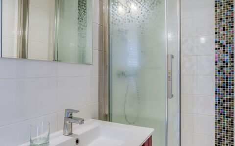 Trinquart: Bagno, Piastrella, Camera, Proprietà, Interior Design, Rubinetto, Architettura, Bicchiere, Bagno Accessorio, Pavimento
