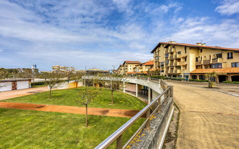Trinquart: Nube, Cielo, Costruzione, Pianta, Finestra, Lotto, Urban Design, Erba, Zona Residenziale, Paesaggio