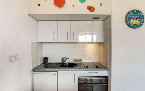 Trinquart: Camera, Proprietà, Cucina, Mobilia, Cabinetry, Soffitto, Interior Design, Casa, Costruzione, Controsoffitto
