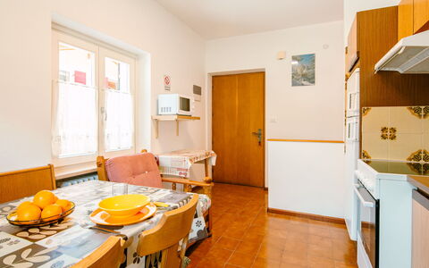 Pederiva (Sof740): Tavolo, Proprietà, Mobilia, Cabinetry, Legna, Sedia, Arancia, Interior Design, Costruzione, Porta