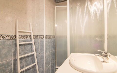 Douc: Bagno, Proprietà, Piastrella, Camera, Interior Design, Parete, Immobiliare, Idraulico Fixture, Vasca Da Bagno, Architettura