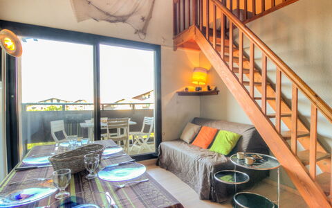 Douc: Camera, Proprietà, Interior Design, Mobilia, Costruzione, Giallo, Casa, Immobiliare, Casa, Soffitto