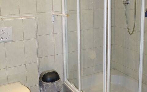 Faulhaber: Bagno, Piastrella, Proprietà, Camera, Doccia Porta, Porta, Doccia, Idraulico Fixture, Bicchiere, Pavimento