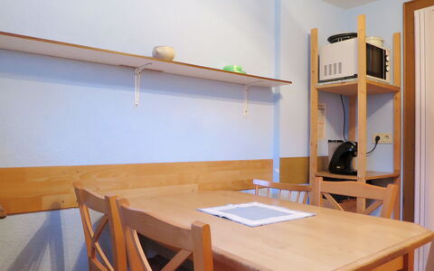 Faulhaber: Camera, Proprietà, Mobilia, Tavolo, Costruzione, Casa, Mensola, Interior Design, Compensato, Pavimento