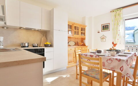 Ghetta: Cabinetry, Mobilia, Finestra, Controsoffitto, Cucina, Legna, Sedia, Cornice, Tavolo, Interior Design