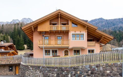 Soraga di Fassa 664: Casa, Casa, Tetto, Villetta, Catena Montuosa, Balcone, Valle, Villaggio, Estate, Dipingere