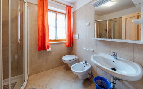 Soraga di Fassa 664: Specchio, Lavello, Proprietà, Idraulico Fixture, Rubinetto, Lavandino Del Bagno, Blu, Finestra, Bagno, Viola
