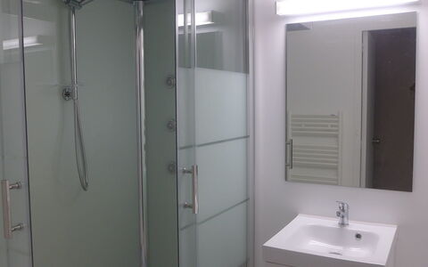 Capbreton 200: Bagno, Proprietà, Camera, Idraulico Fixture, Architettura, Bagno Accessorio, Bicchiere, Doccia Porta, Interior Design, Casa
