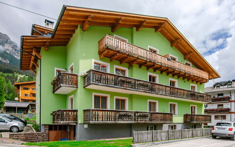 Pozza di Fassa 653: Costruzione, Ruota, Proprietà, Cielo, Nube, Finestra, Veicolo, Auto, Urban Design