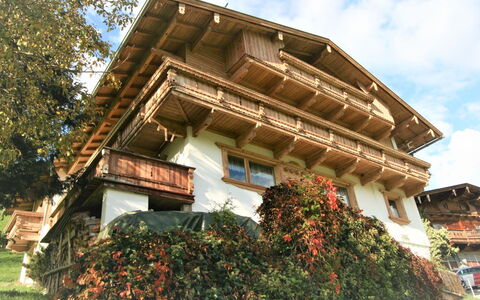 Gangerhof: Cielo, Pianta, Nube, Costruzione, Albero, Legna, Facciata, Tetto, Paesaggio, Villetta
