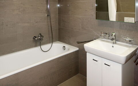 Thyon-Les Collons 628: Bagno, Rubinetto, Lavandino Del Bagno, Proprietà, Lavello, Camera, Idraulico Fixture, Parete, Bagno Accessorio, Piastrella